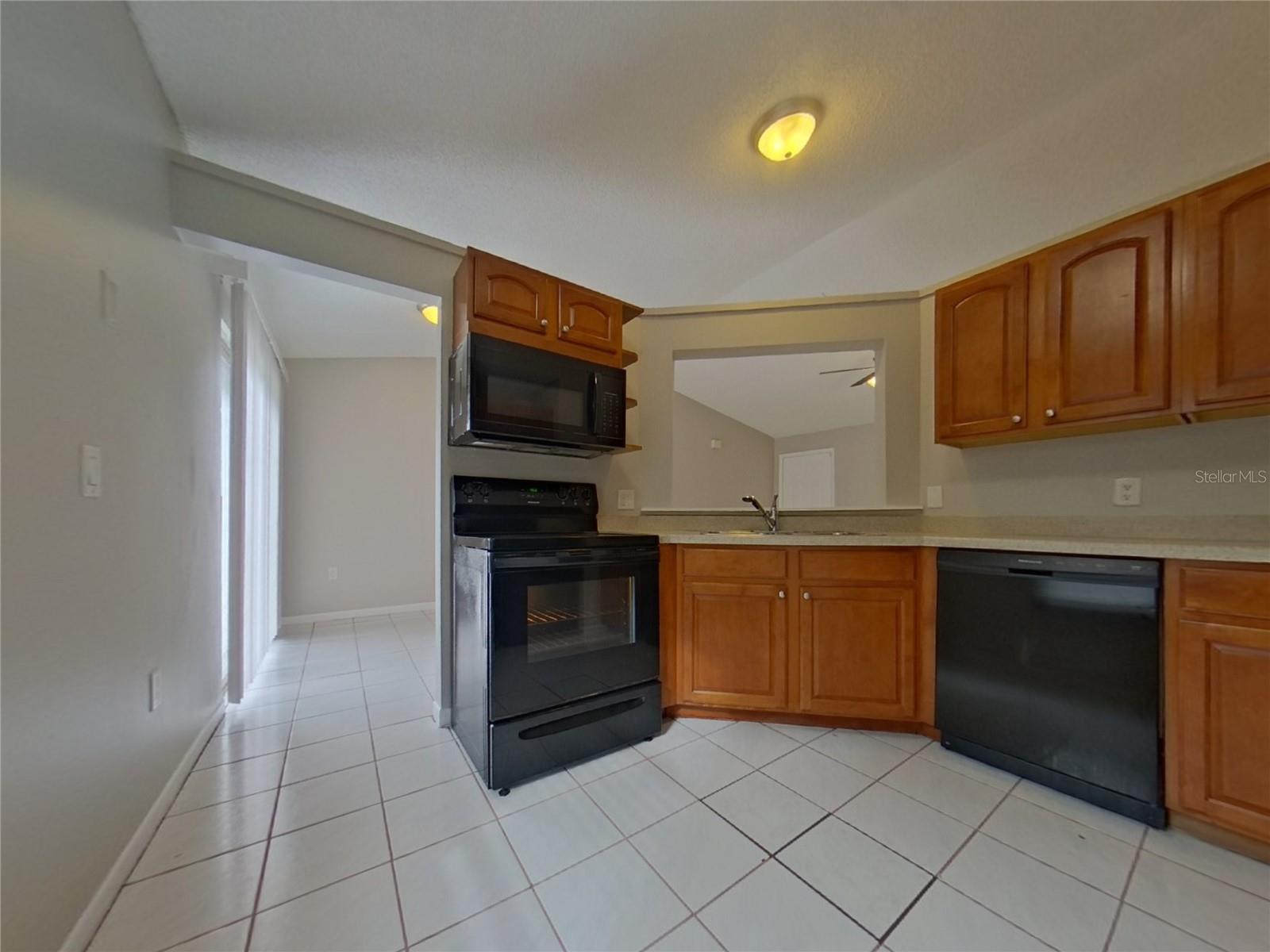 1627 PENDLETON ST — photo 4