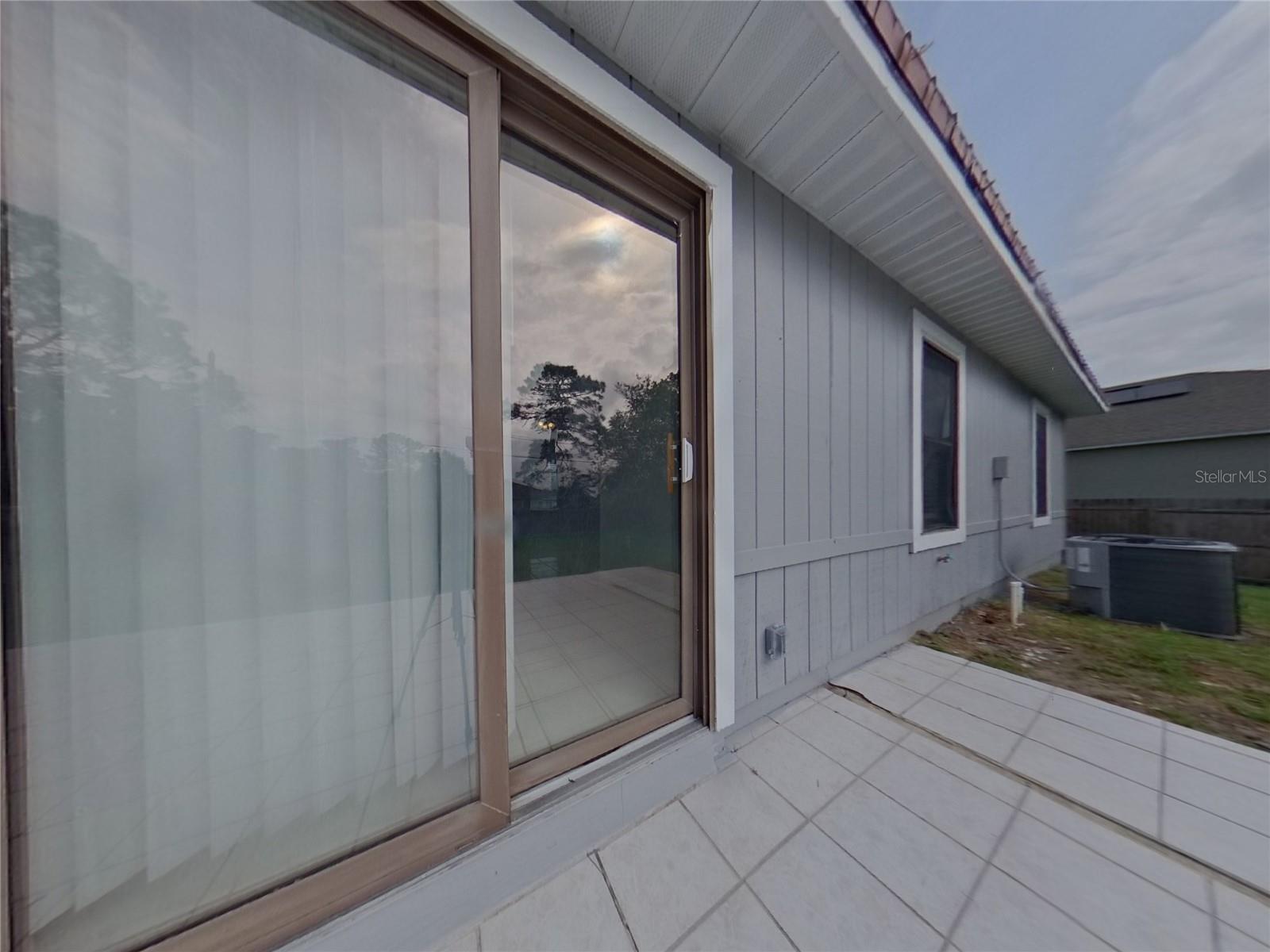 1627 PENDLETON ST — photo 8