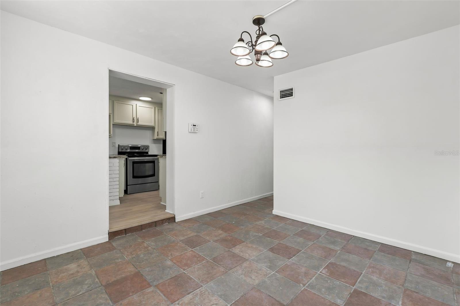 1432 RICHMOND AVE — photo 3