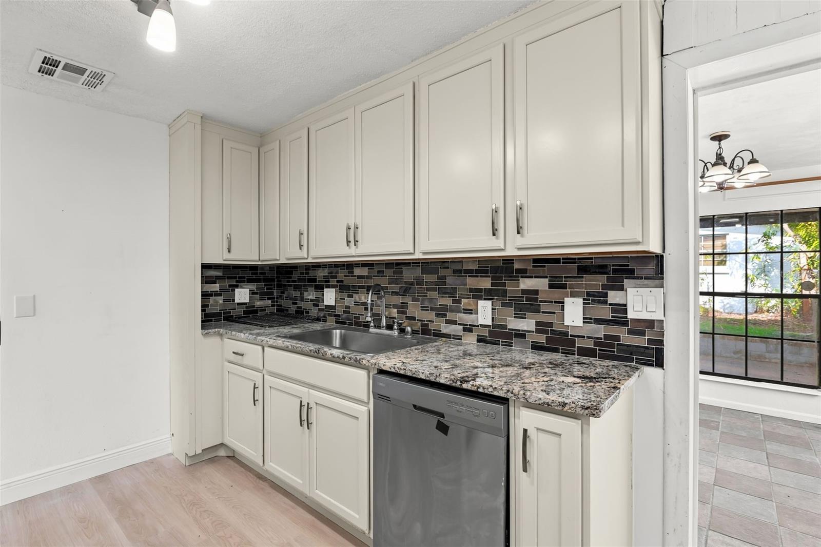 1432 RICHMOND AVE — photo 4