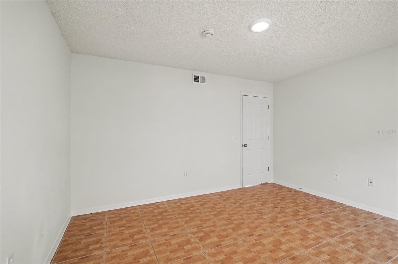 1093 AMANDA KAY CIR — photo 2