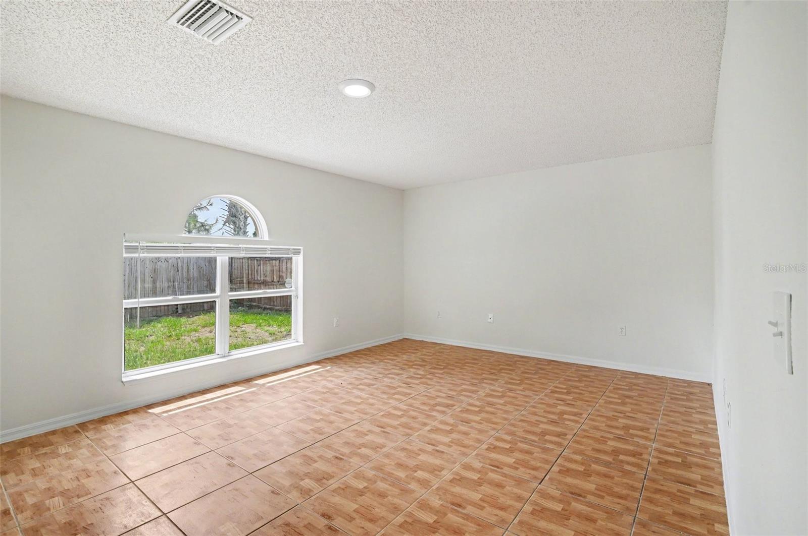1093 AMANDA KAY CIR — photo 4