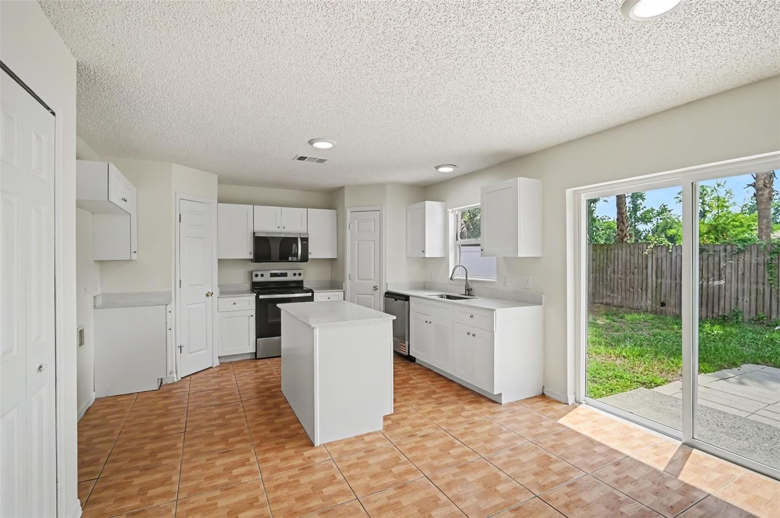1093 AMANDA KAY CIR — photo 5