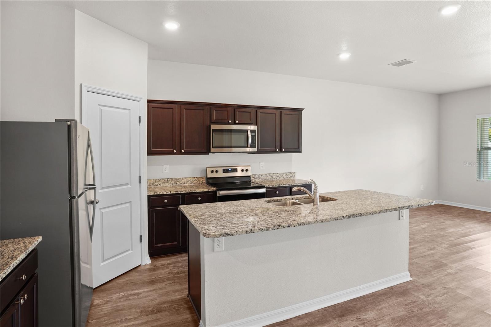 3004 NEVERLAND DR — photo 11