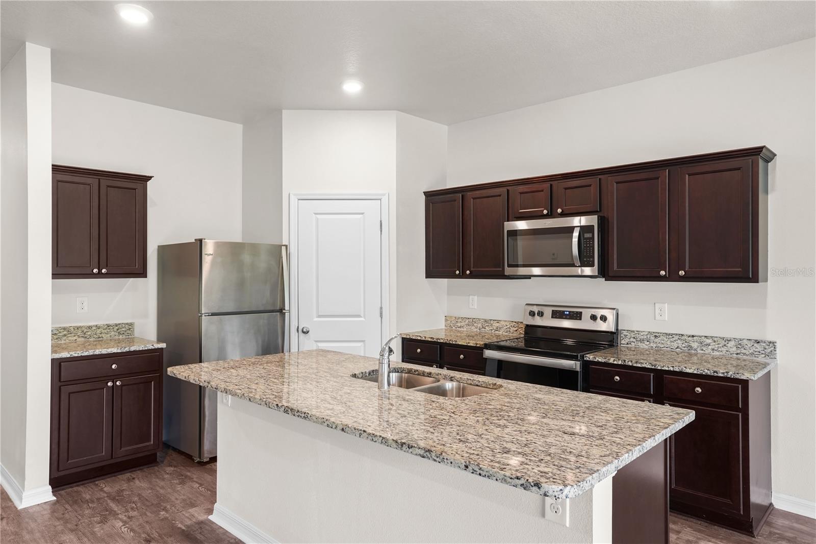 3004 NEVERLAND DR — photo 10