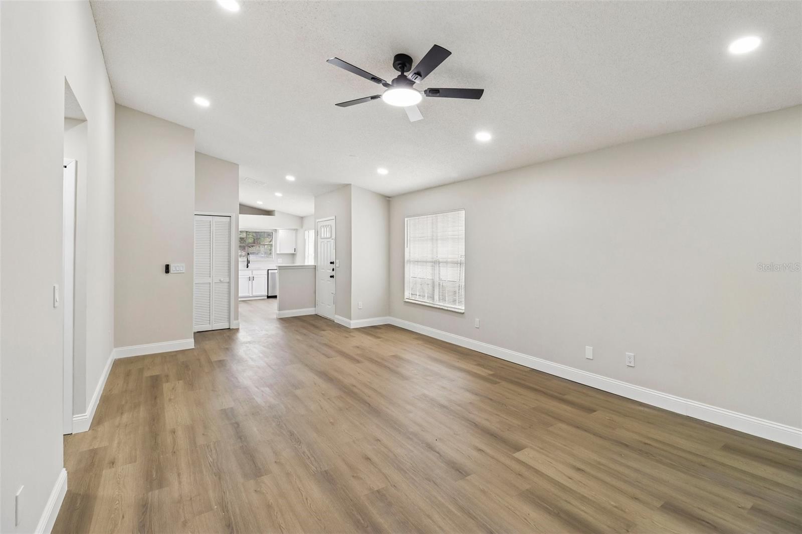 106 LAMPLIGHTER DR — photo 2