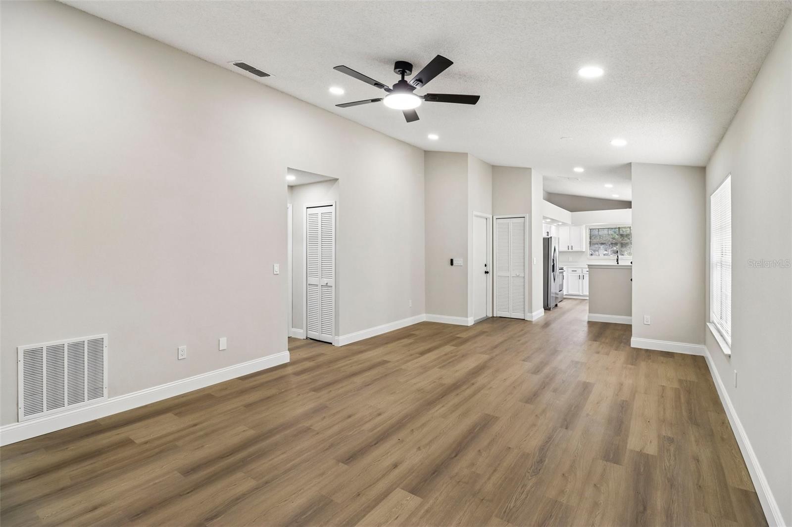 106 LAMPLIGHTER DR — photo 8