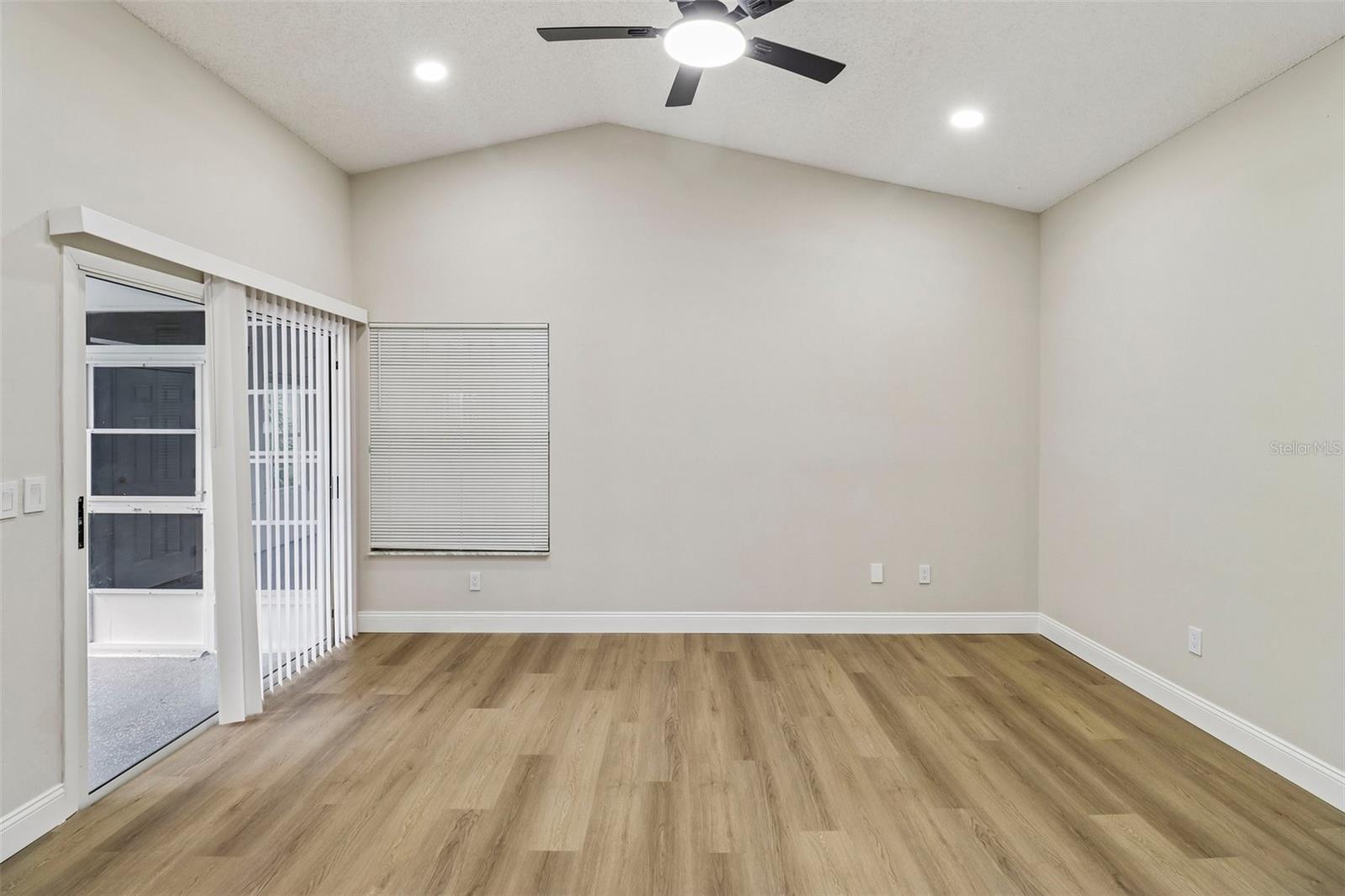 106 LAMPLIGHTER DR — photo 10