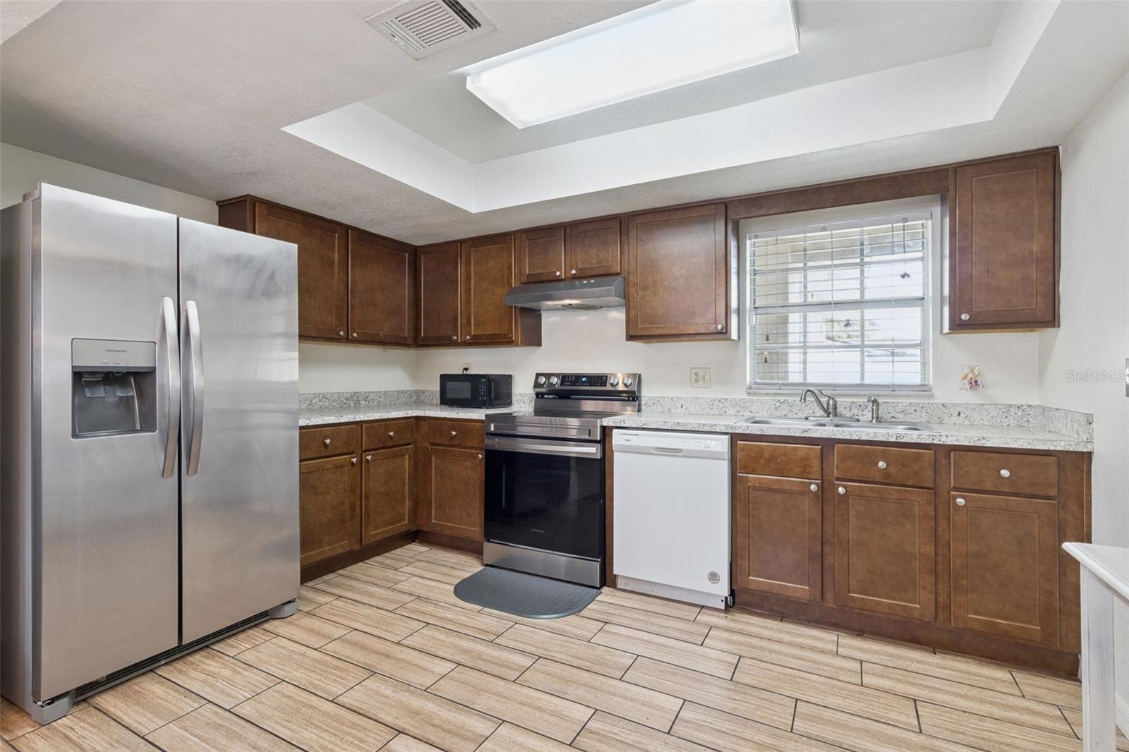 1912 SAXON BLVD — photo 11