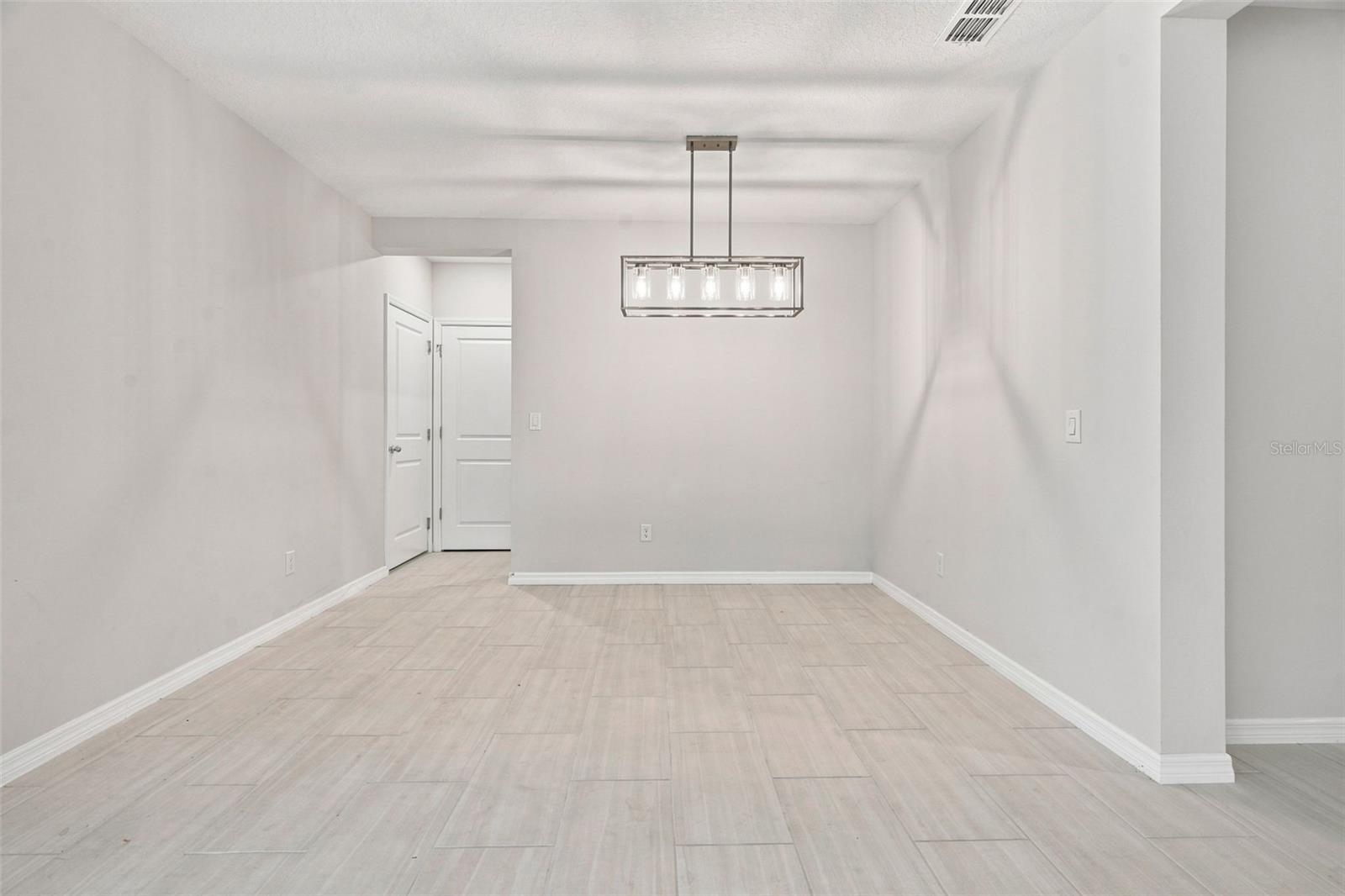 809 S LOCUST AVE — photo 11