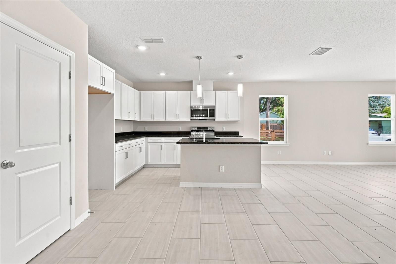 809 S LOCUST AVE — photo 5