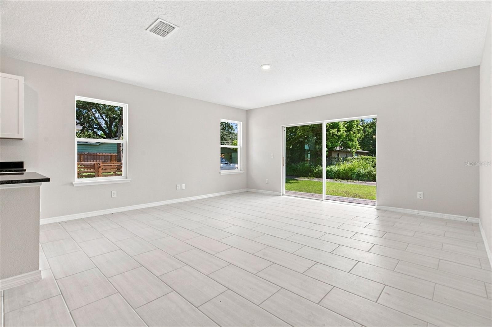 809 S LOCUST AVE — photo 9