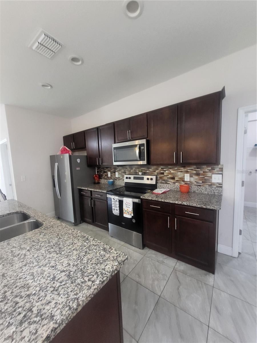 586 GERALDINE DR — photo 6
