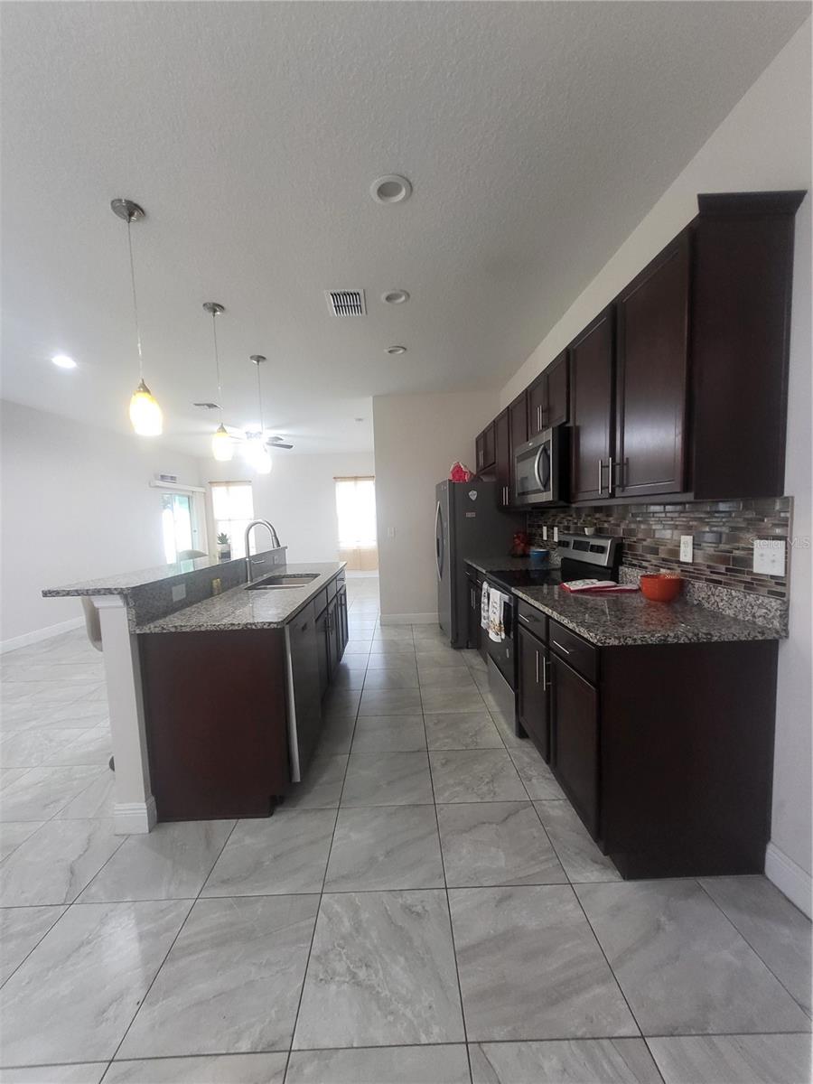 586 GERALDINE DR — photo 7