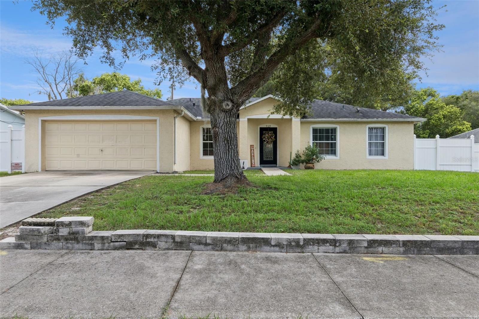 939 CLOVERLEAF BLVD
