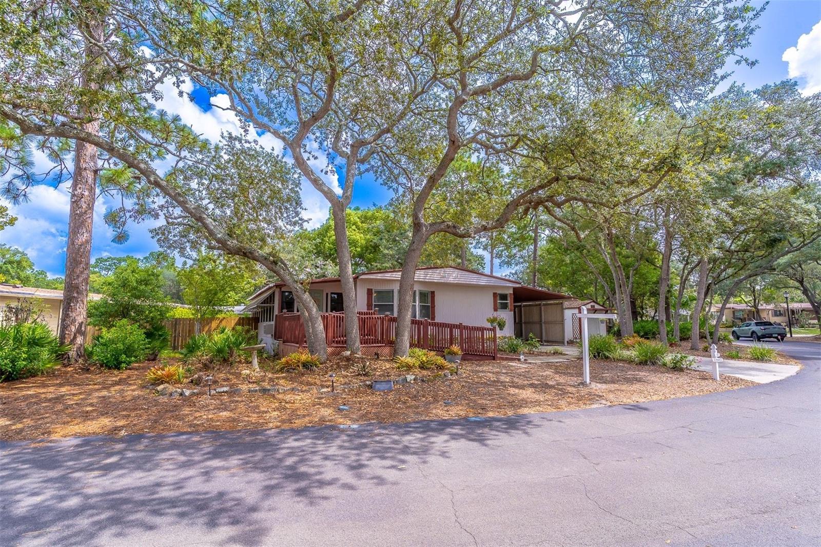 112 E PLANTATION BLVD — photo 2
