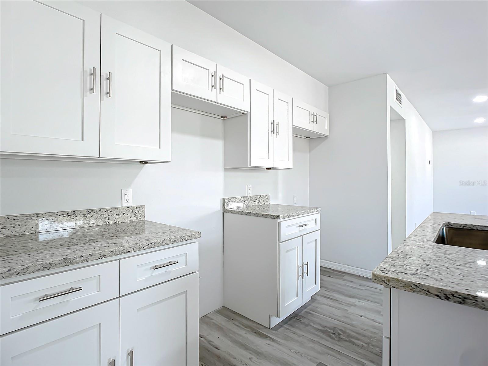 933 MARION ST — photo 11