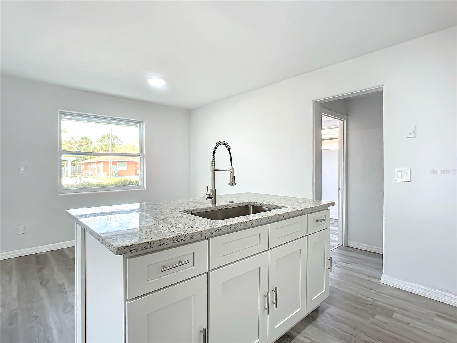 933 MARION ST — photo 12