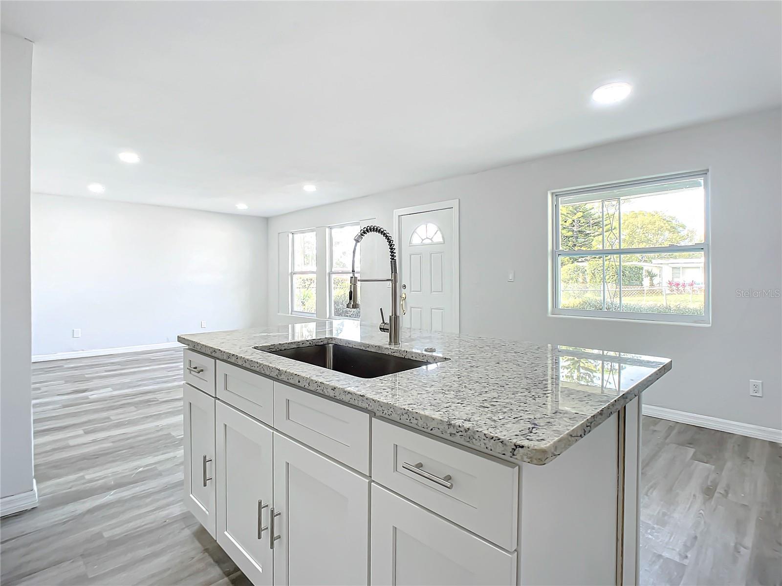 933 MARION ST — photo 8