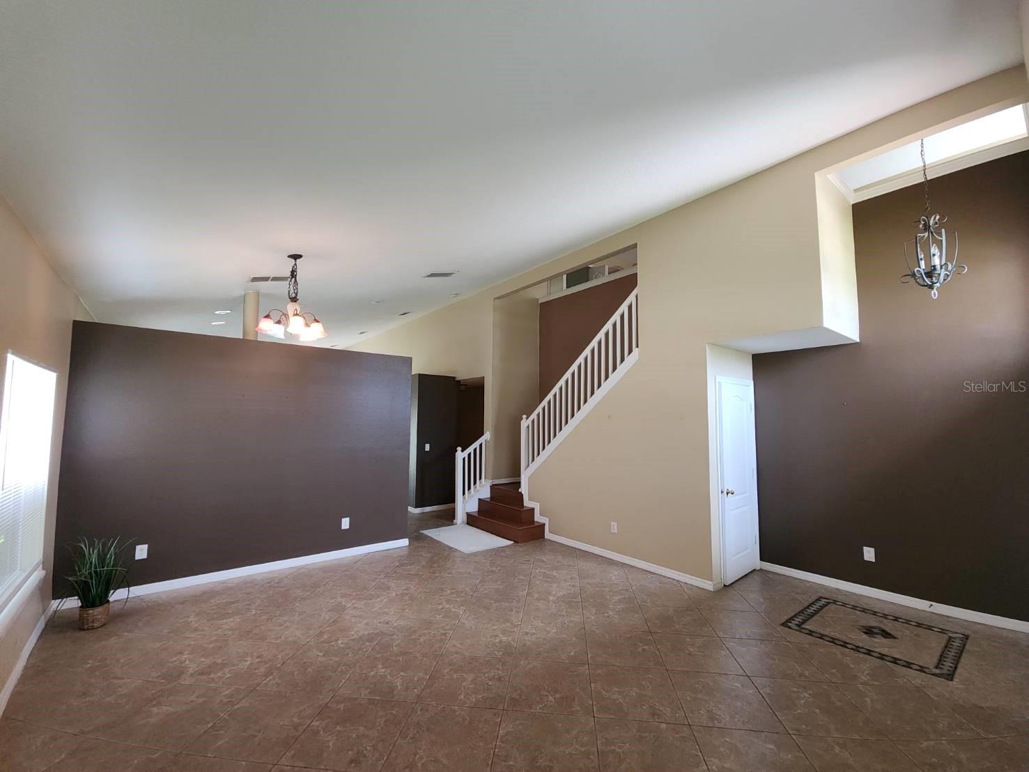 302 CLYDESDALE CIR — photo 8