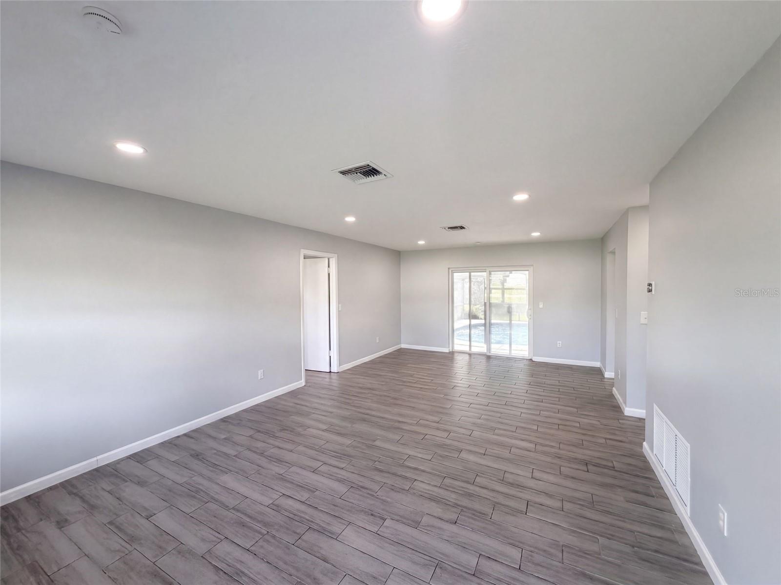 2096 W ATMORE CIR — photo 3