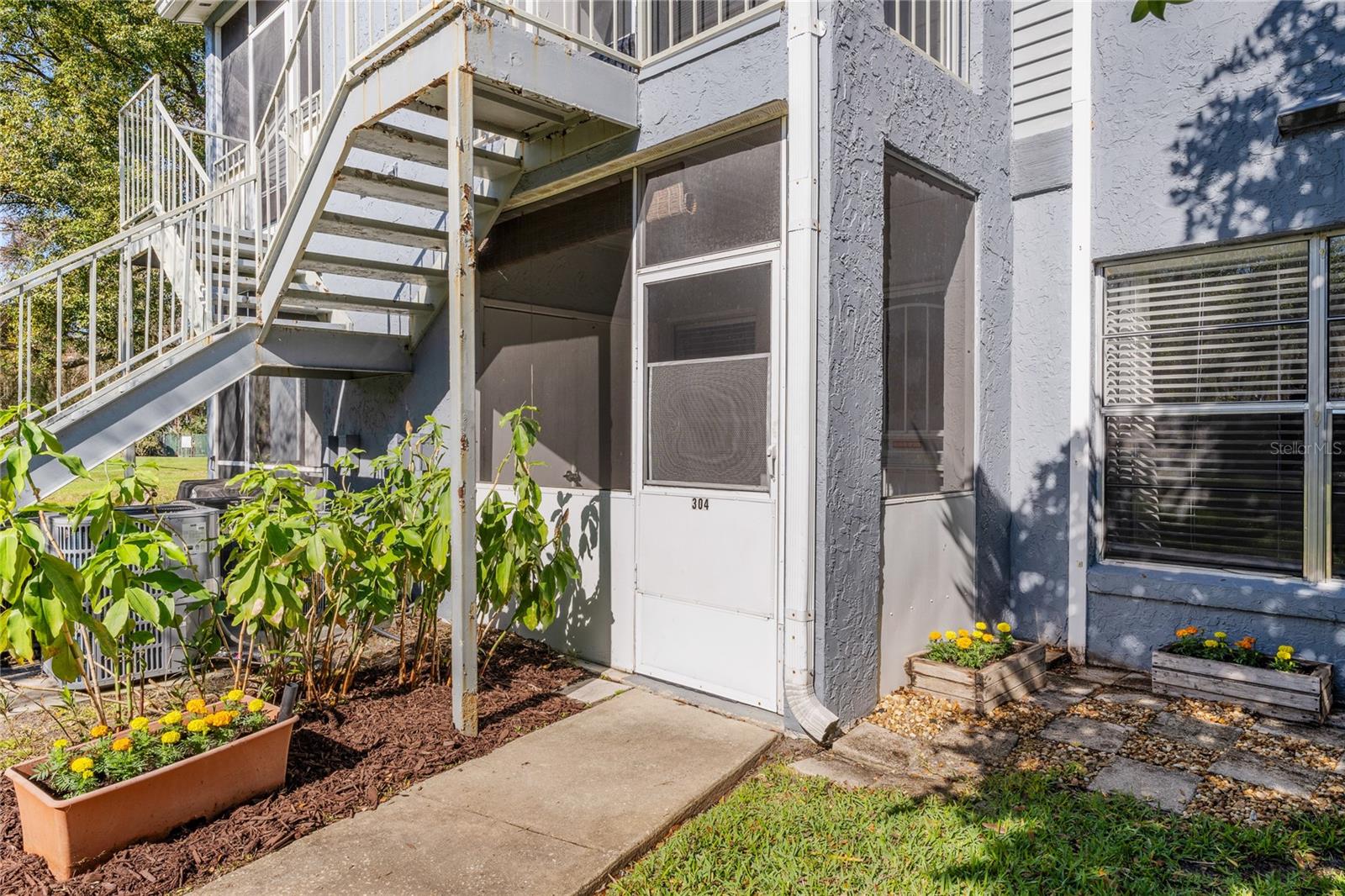 304 NORTHLAKE DR