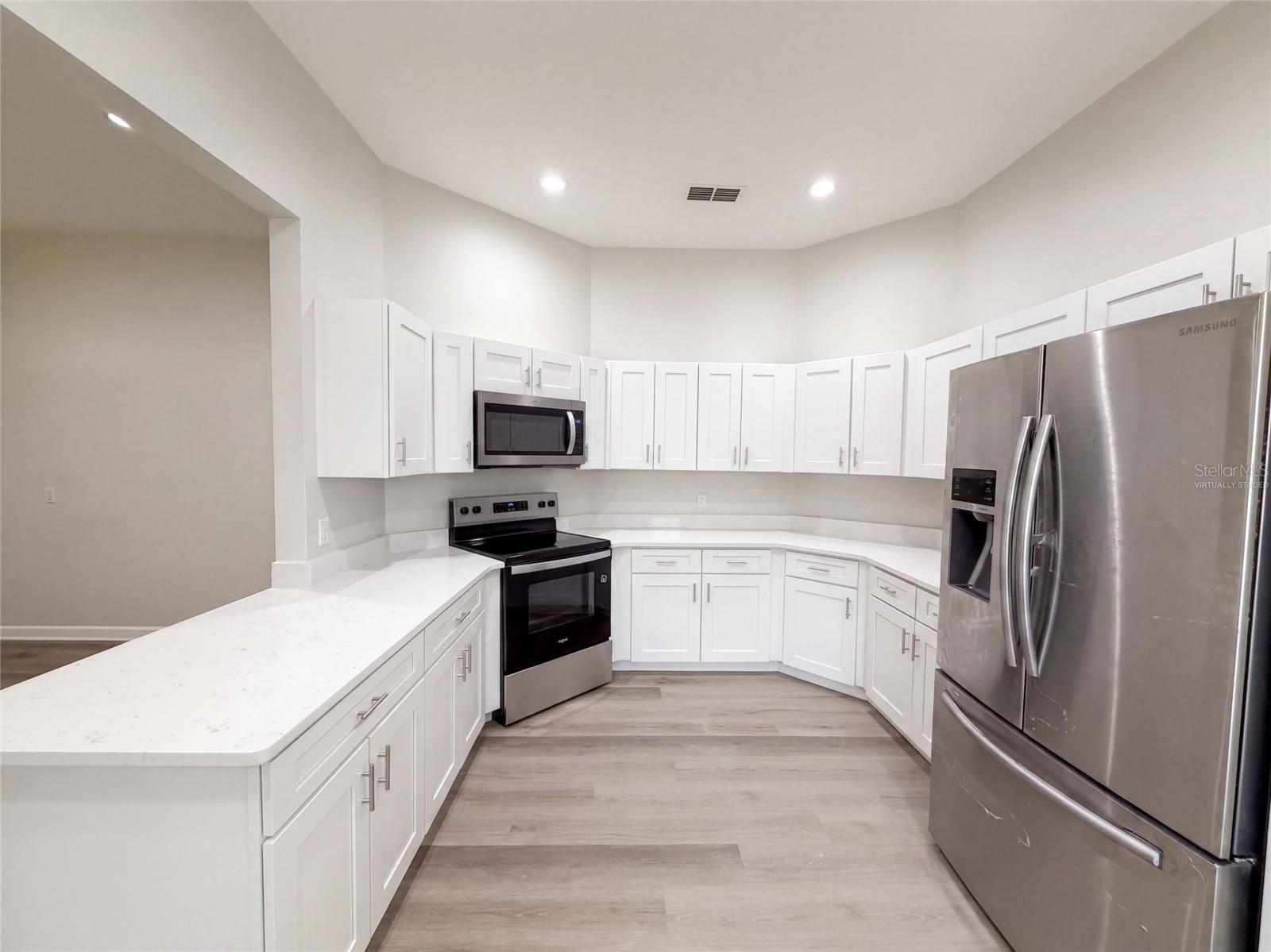 24 BAY POINTE DR — photo 2