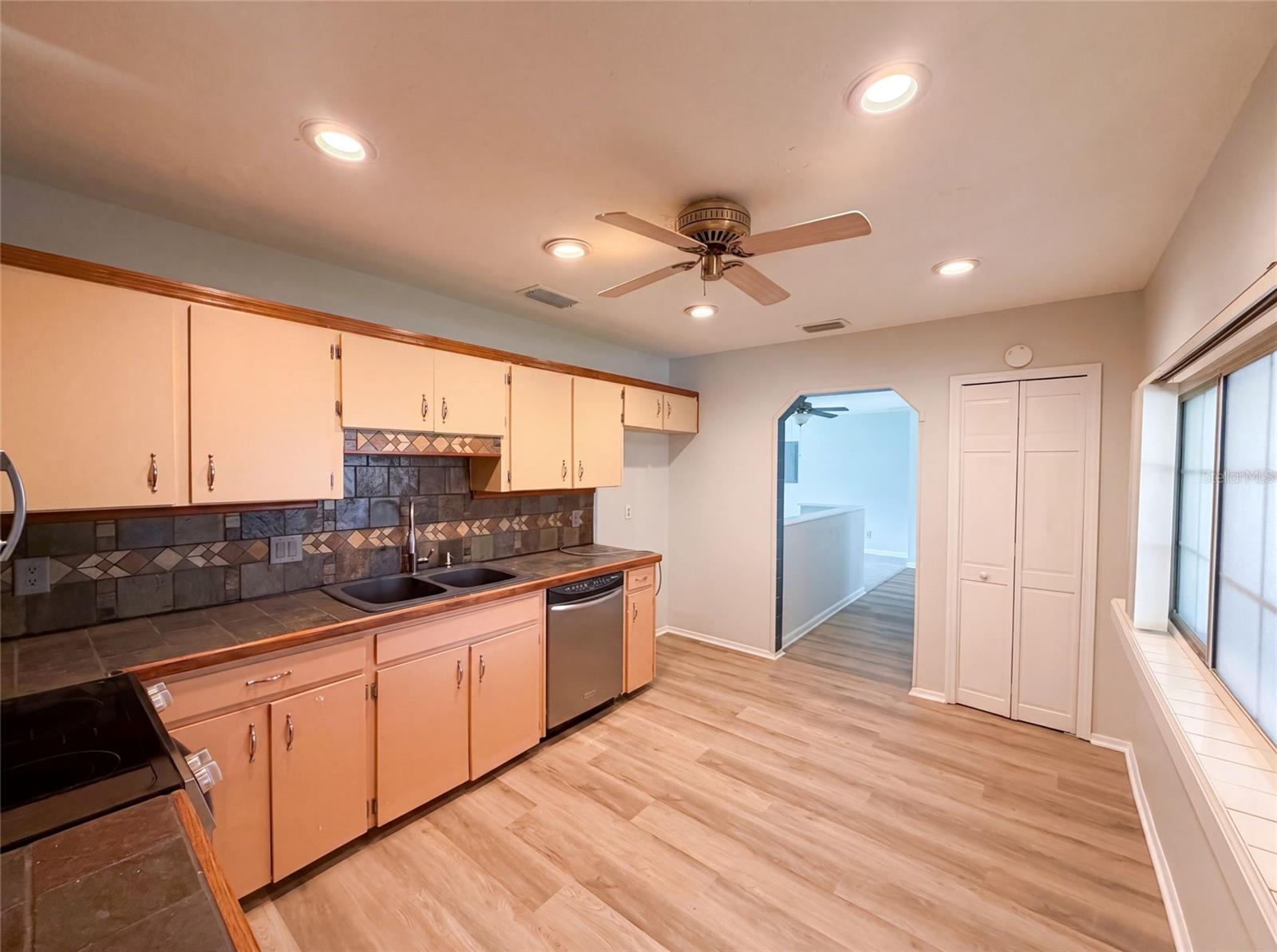 466 LELAND DR — photo 3