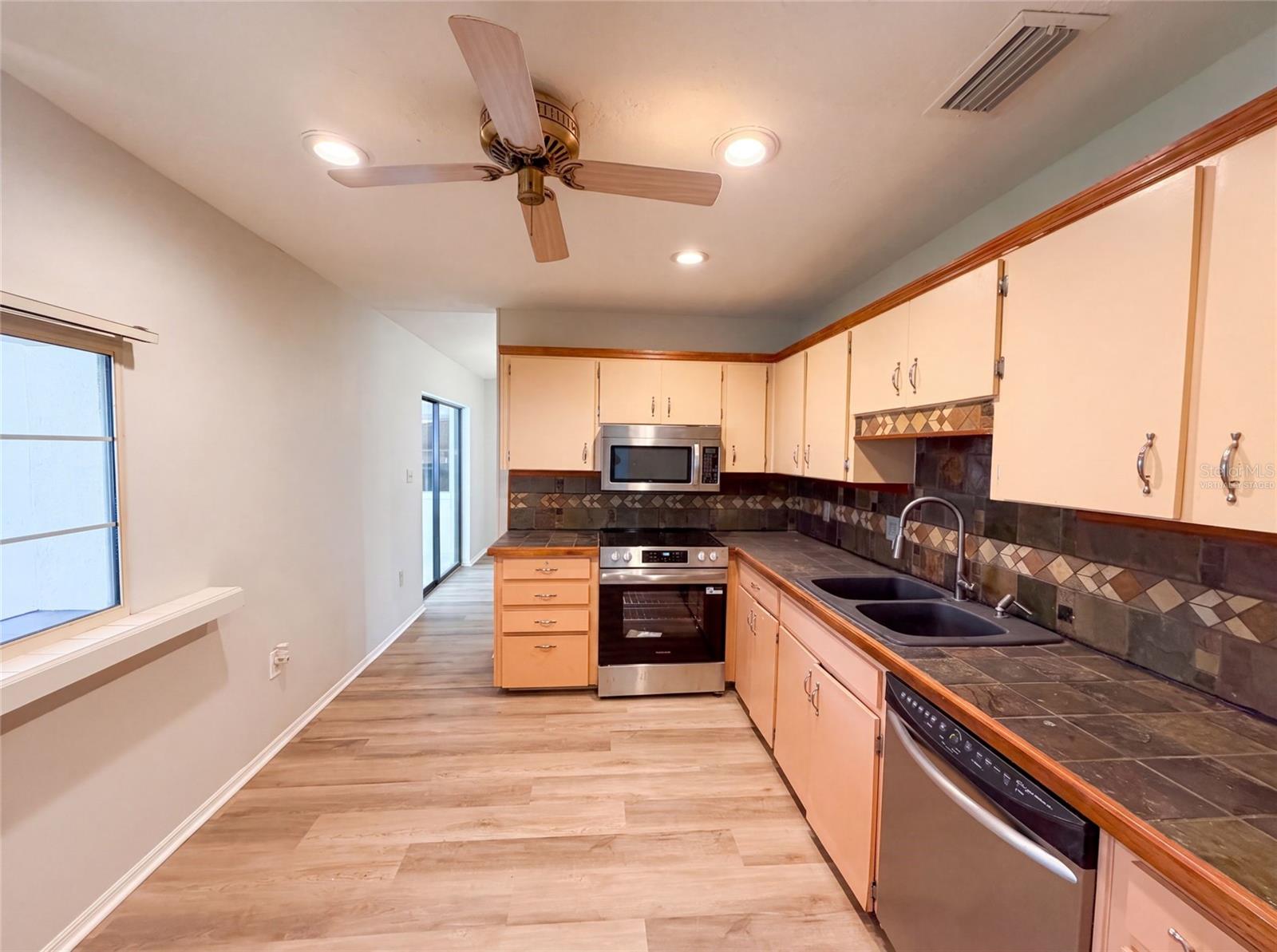 466 LELAND DR — photo 4