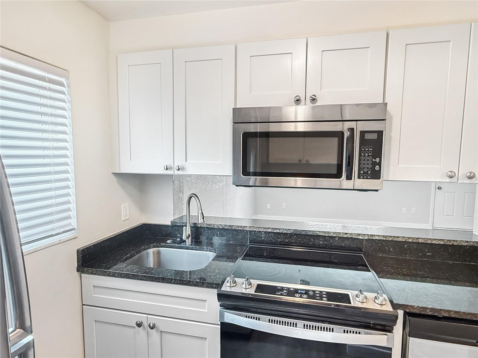 208 N HALIFAX AVE — photo 4