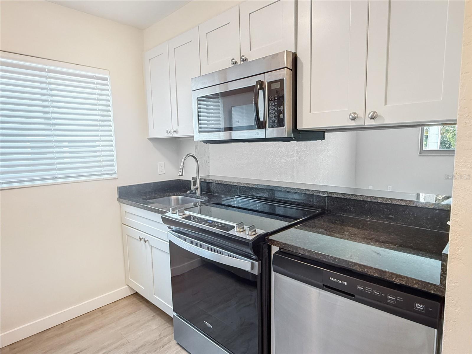 208 N HALIFAX AVE — photo 5