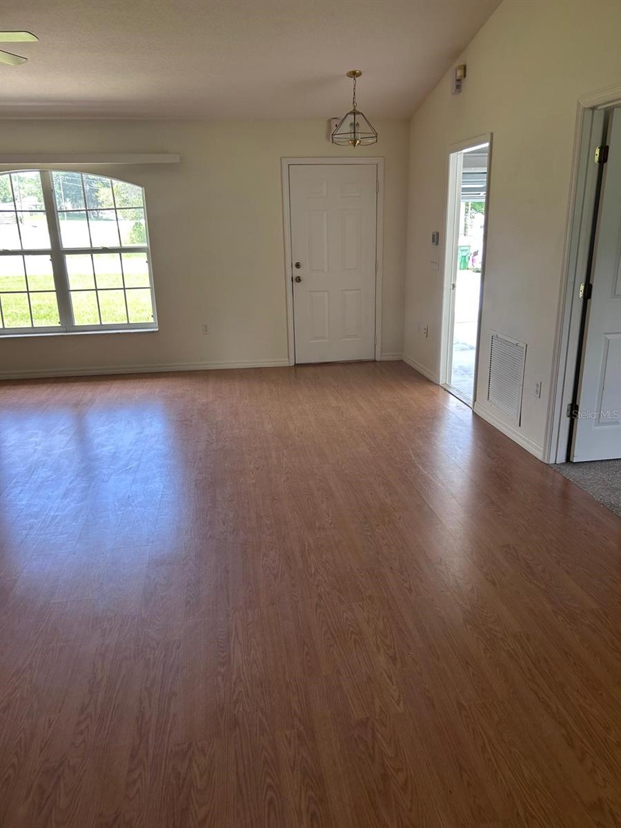 2421 OMAHA DR — photo 2