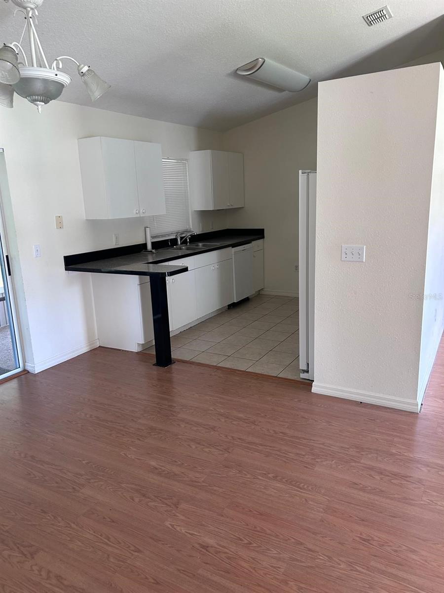 2421 OMAHA DR — photo 3