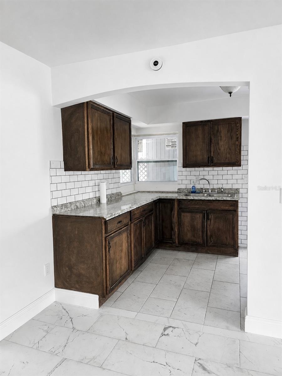 1315 E HANCOCK DR — photo 4