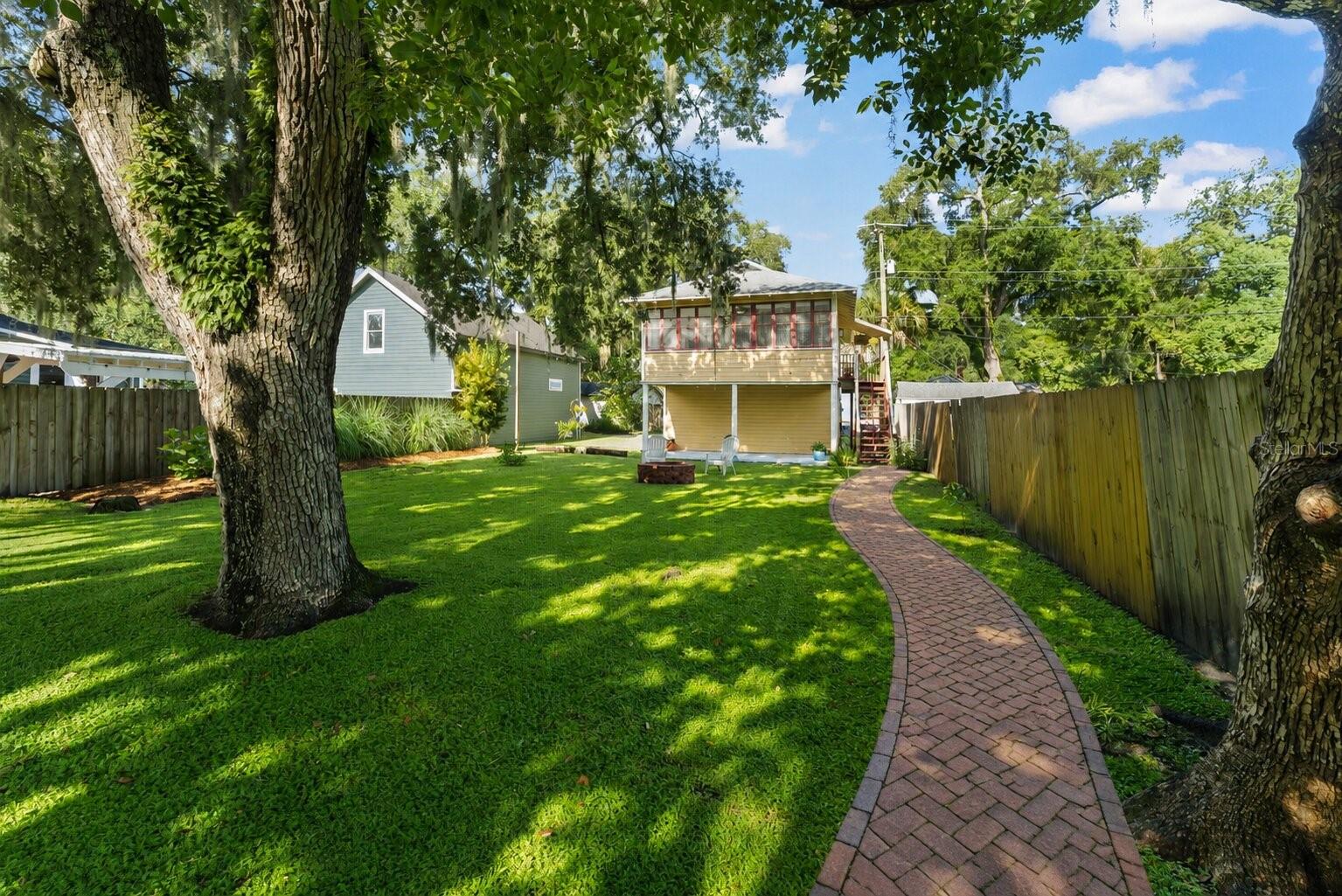 1018 S ELM AVE — photo 2