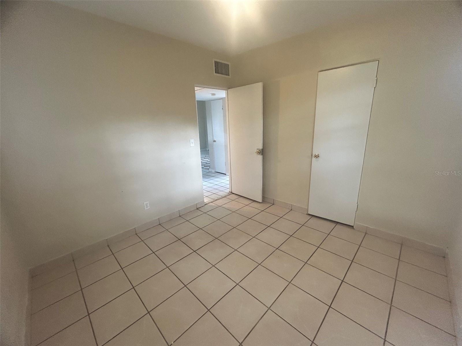 127 COUNTRY CLUB DR — photo 9