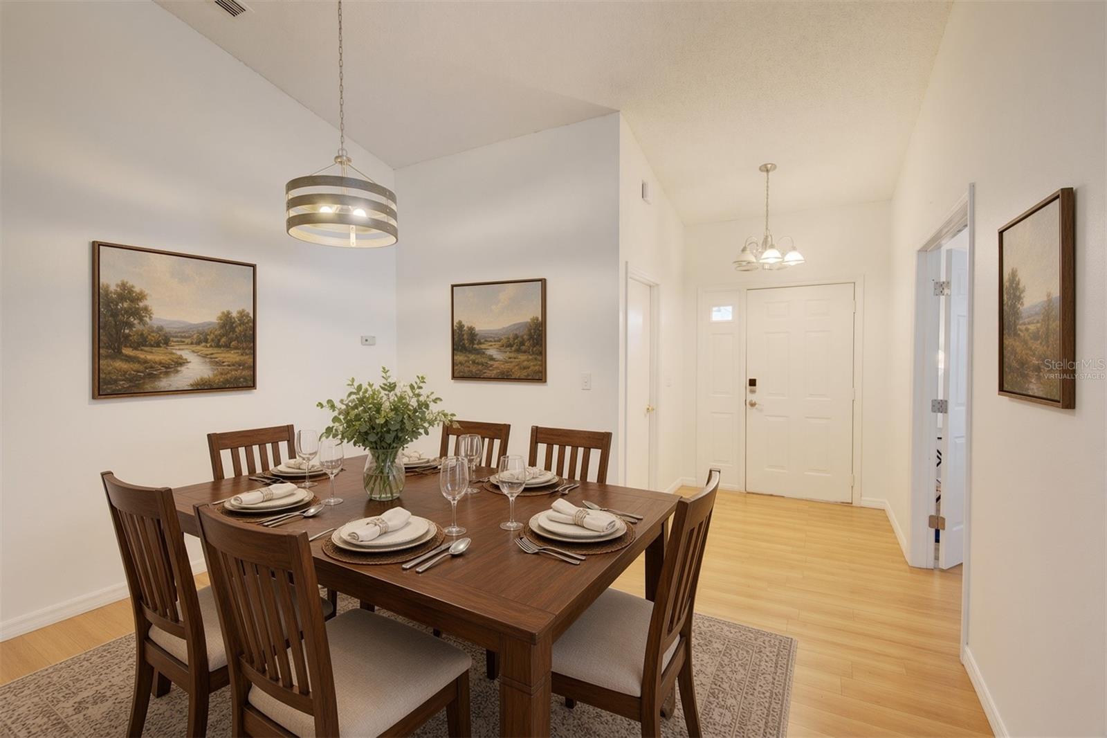 538 QUEENSBRIDGE DR — photo 2