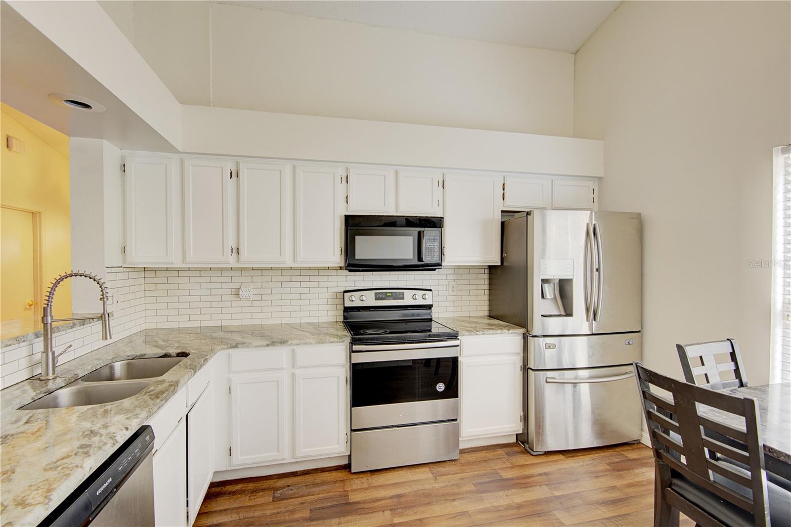 538 QUEENSBRIDGE DR — photo 6