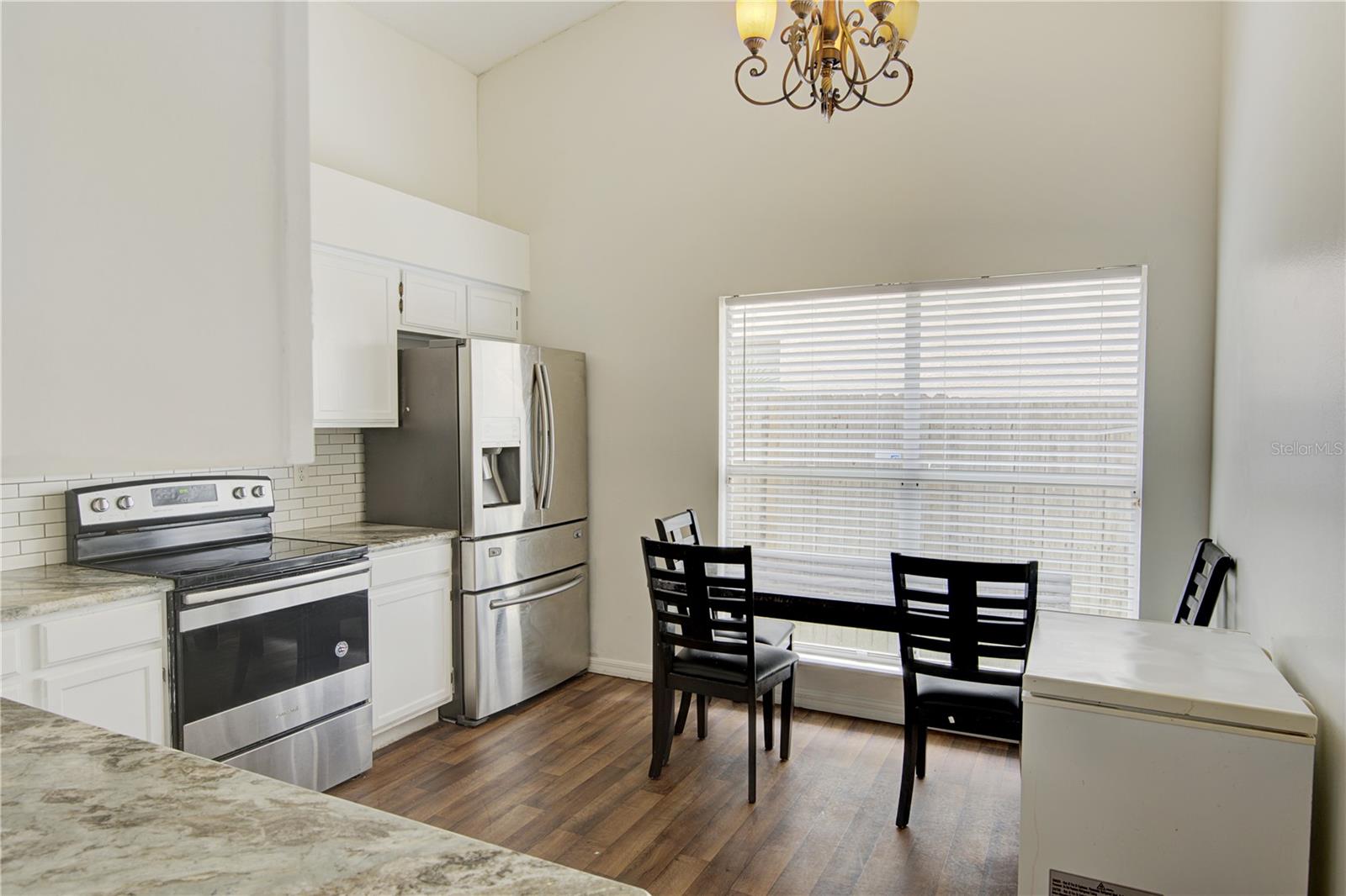 538 QUEENSBRIDGE DR — photo 7