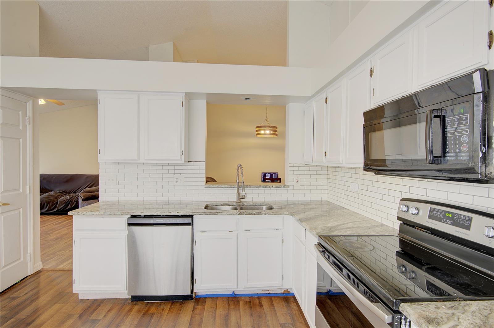 538 QUEENSBRIDGE DR — photo 8