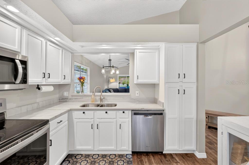 105 NEWPORT SQ — photo 8