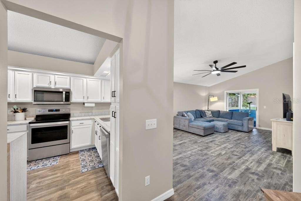 105 NEWPORT SQ — photo 9