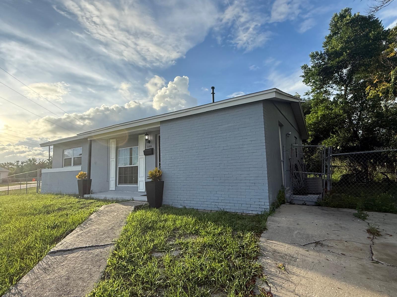 2302 E DANA DR