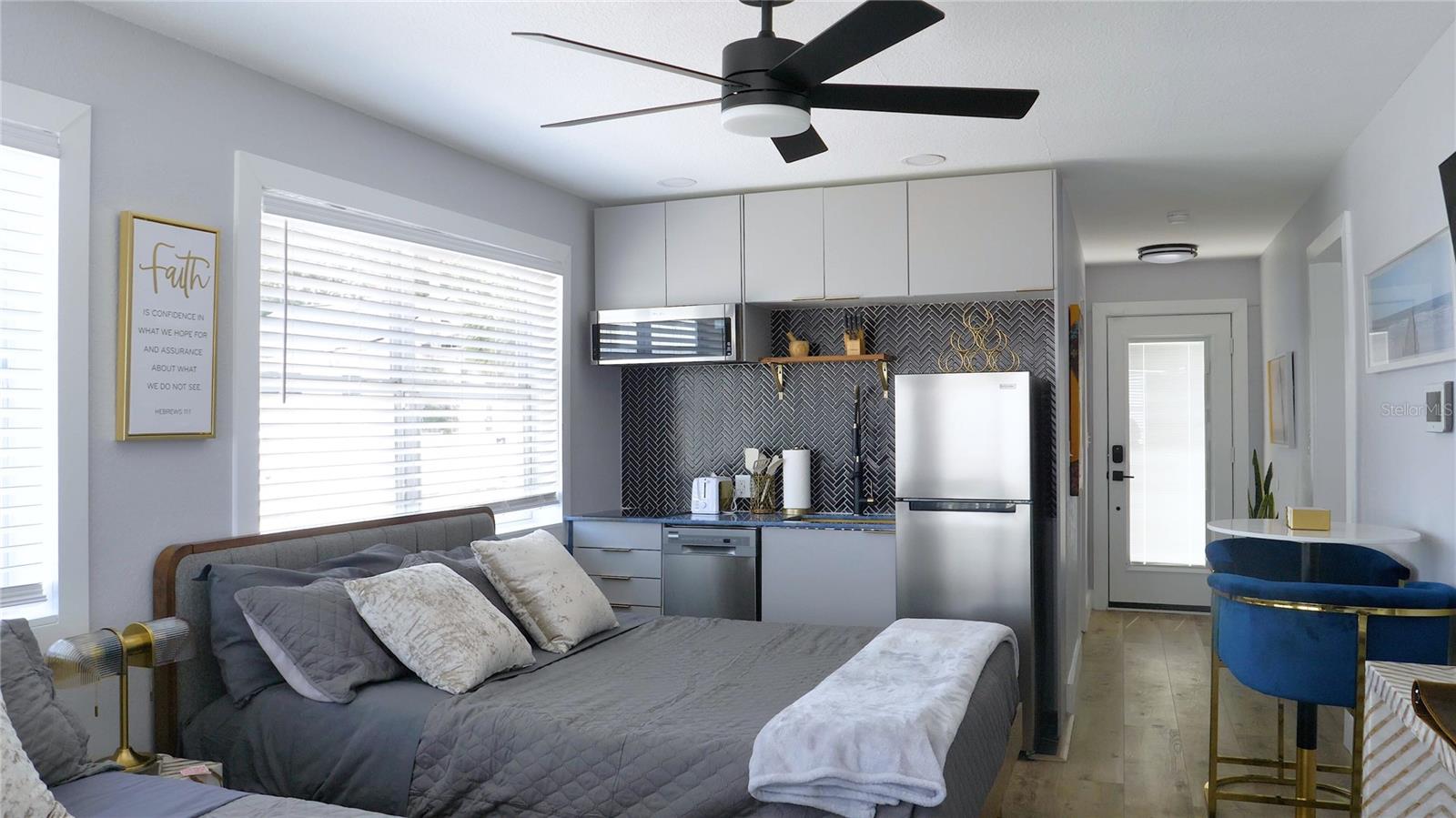 137 N HOLLYWOOD AVE #1 — photo 2