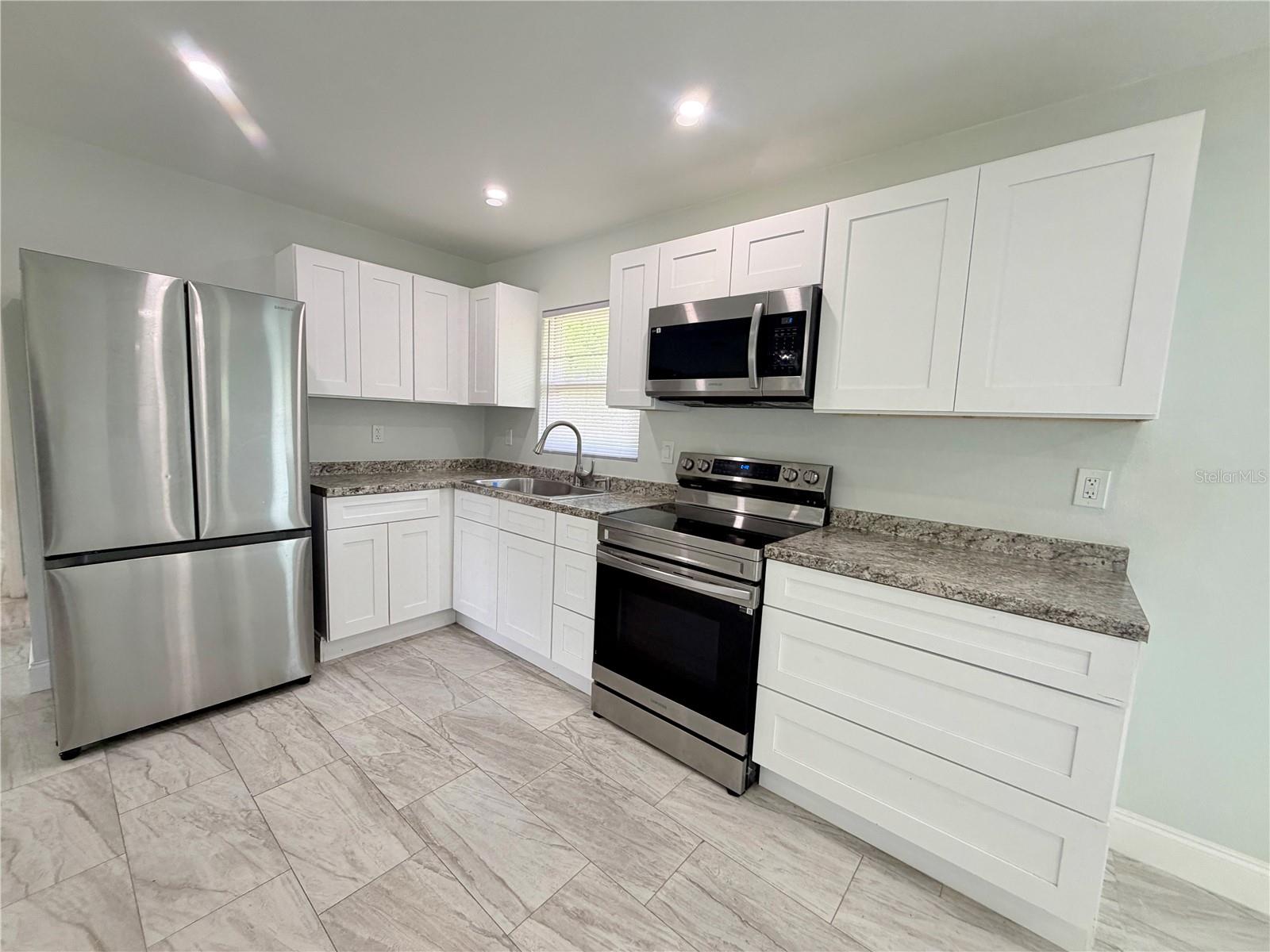 892 ROCKHILL ST — photo 3