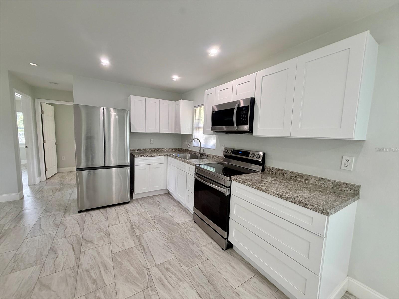 892 ROCKHILL ST — photo 4