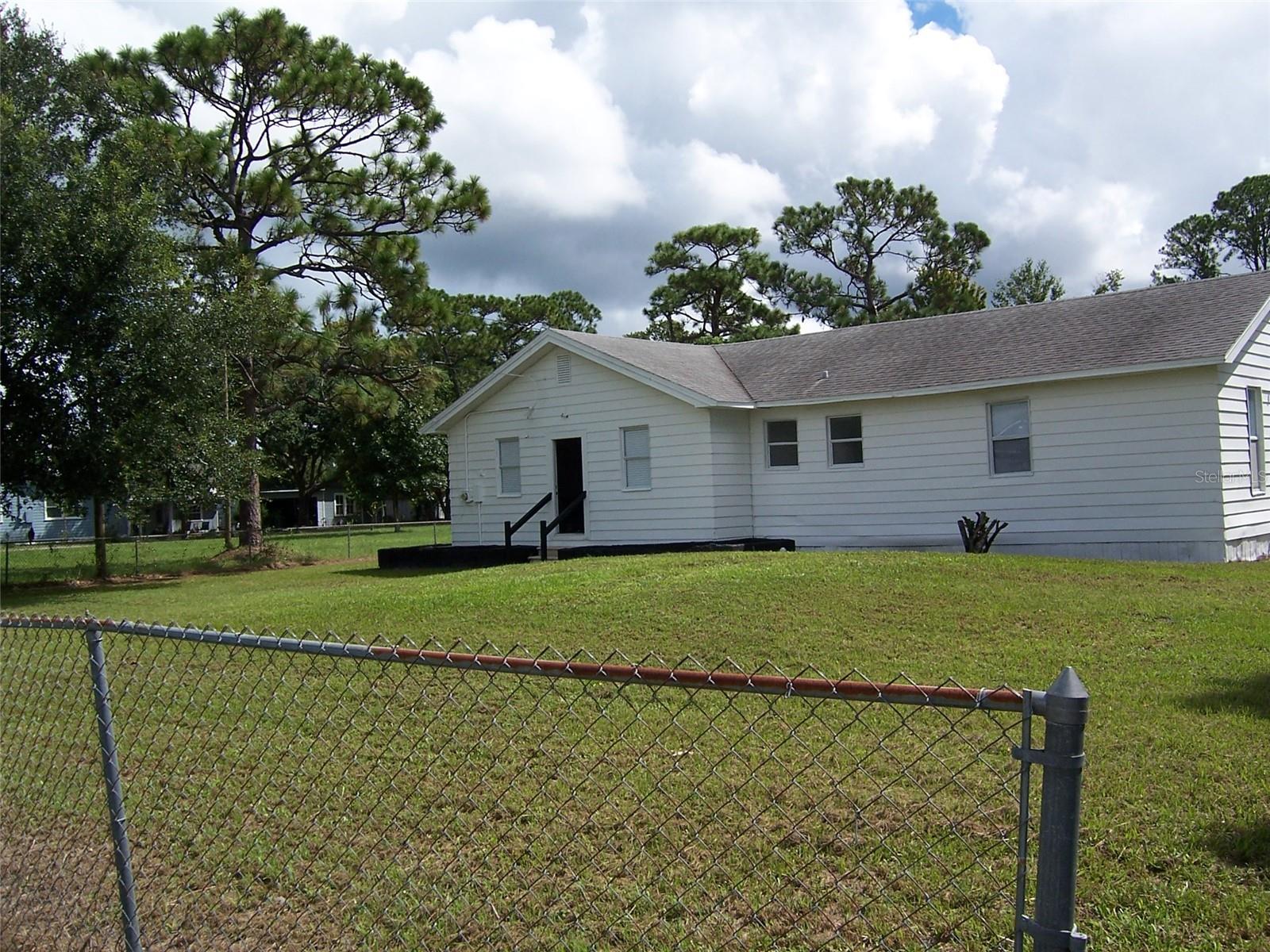 2011 CARRINGTON DR — photo 2