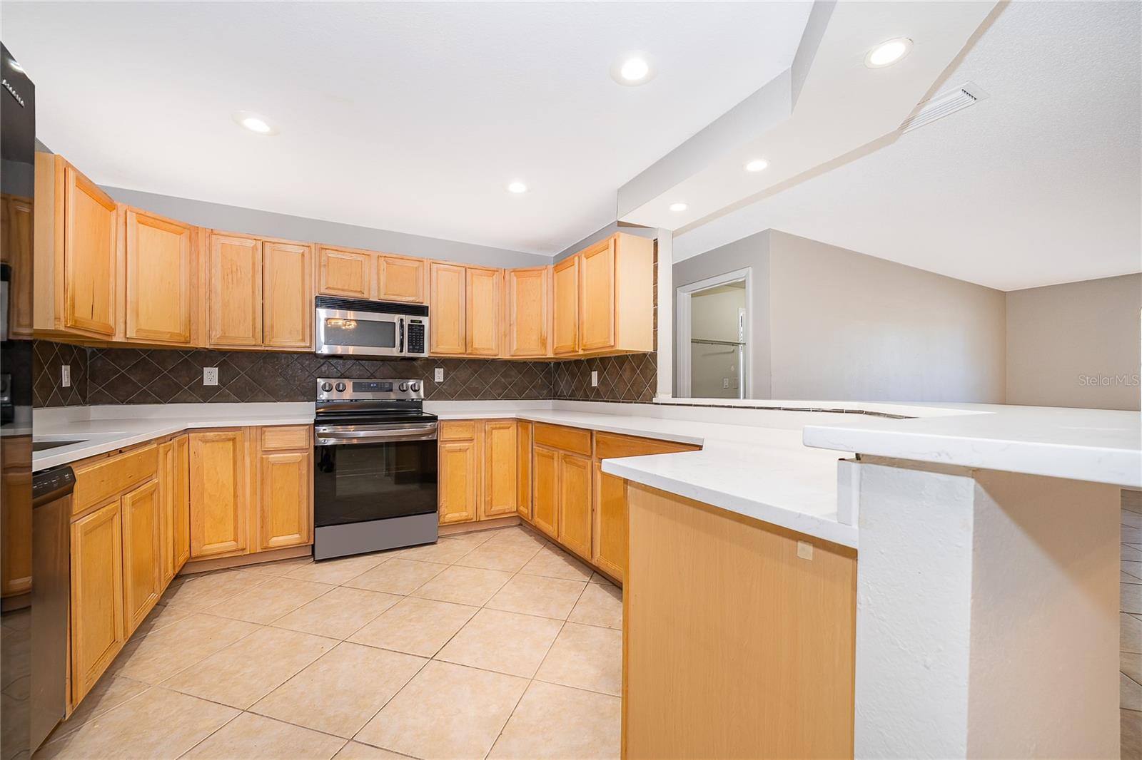 2049 N NORMANDY BLVD — photo 10
