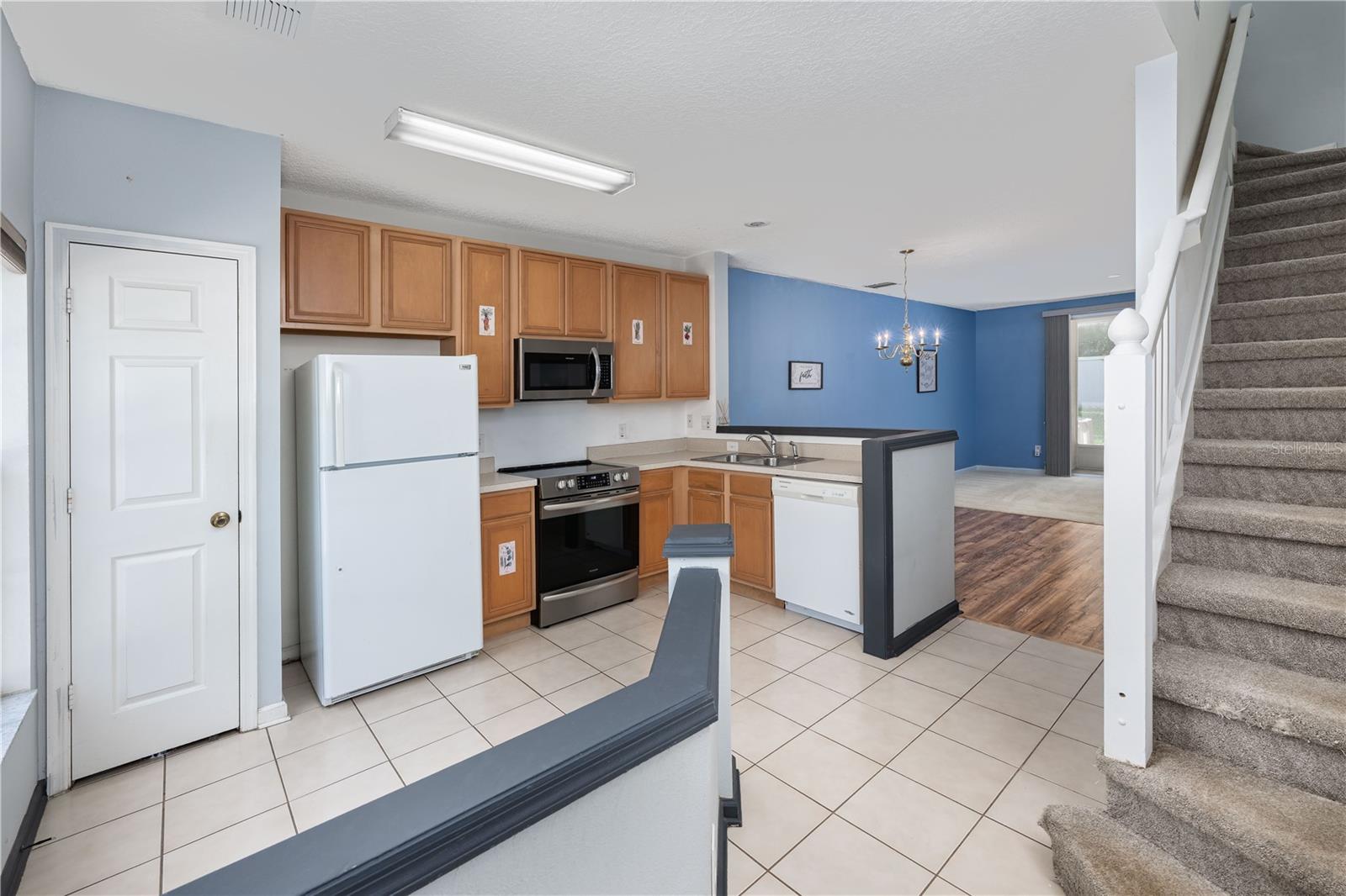 923 VINELAND PL — photo 3