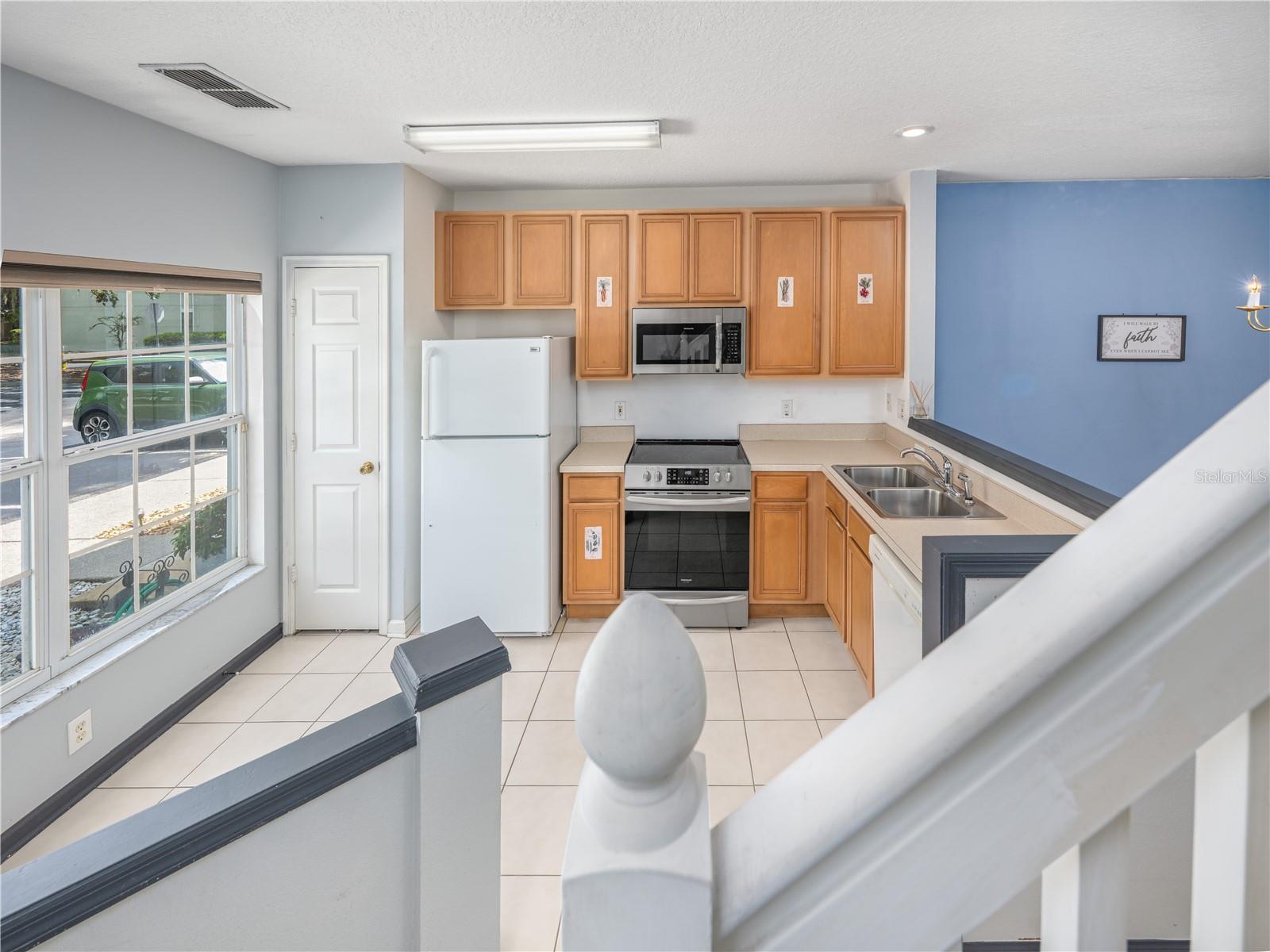923 VINELAND PL — photo 10